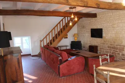 Télévision ou salle de divertissement dans l'établissement La Maison du Gardien Domaine du Château des Loups
