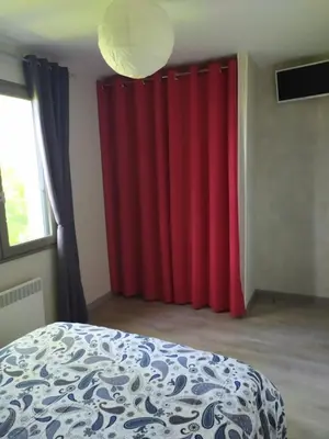 Un ou plusieurs lits dans un hébergement de l'établissement Gîte agréable et tout équipé La Rochelle