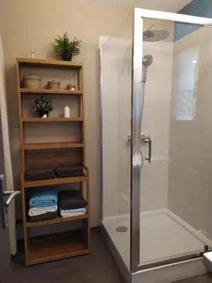 Salle de bains dans l'établissement Gîte agréable et tout équipé La Rochelle