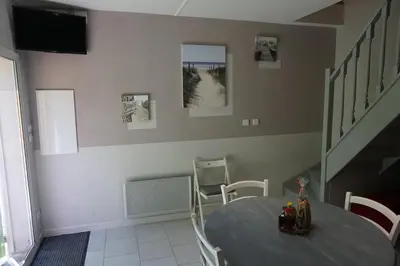 Télévision ou salle de divertissement dans l'établissement Gîte agréable et tout équipé La Rochelle