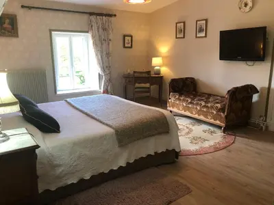 Télévision ou salle de divertissement dans l'établissement Le Logis de Vallans