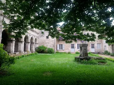Jardin de l'établissement Le prieuré Saint Barthélémy