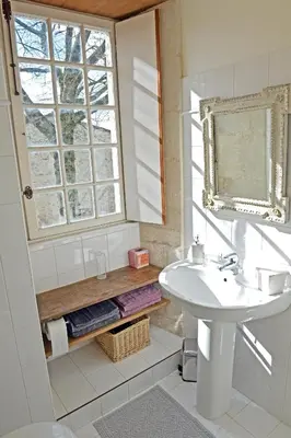 Salle de bains dans l'établissement Le prieuré Saint Barthélémy