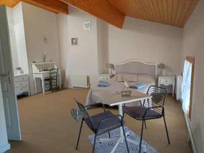 Coin salon dans l'établissement Les Chenets