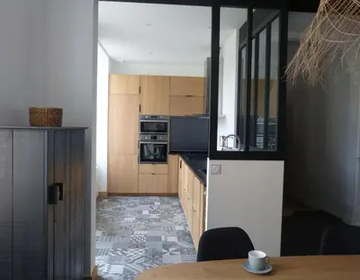 Cuisine ou kitchenette dans l'établissement Maison En Ville