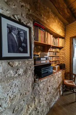 Bibliothèque dans la maison de vacances