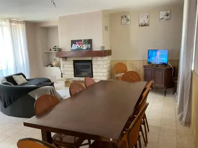 Télévision ou salle de divertissement dans l'établissement Chambres, Table d'Hôtes et Gites Les Mesanges