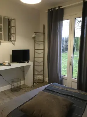 Télévision ou salle de divertissement dans l'établissement La Maison des Eaux Claires