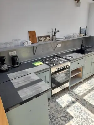 Cuisine ou kitchenette dans l'établissement The Mad Hatters Kitchen