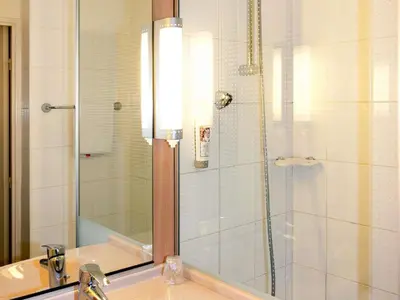 Salle de bains dans l'établissement ibis Poitiers Sud