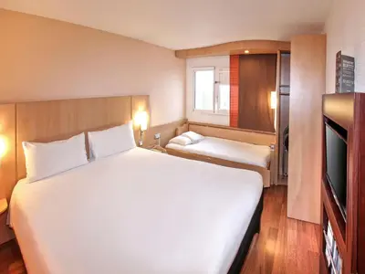 Un ou plusieurs lits dans un hébergement de l'établissement ibis Poitiers Sud
