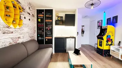 Cuisine ou kitchenette dans l'établissement Futurostudio - Appart Hotel PACMAN - Futuroscope - Poitiers
