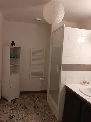 Salle de bains dans l'établissement Le Petit bois