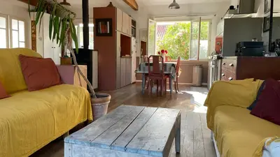 Coin salon dans l'établissement Le Bayanas