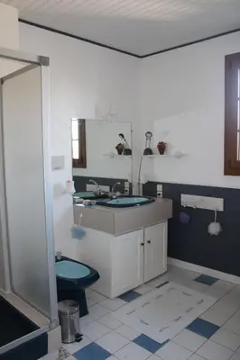 Salle de bains dans l'établissement LE LOGIS DE L'ETORE