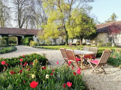 Jardin de l'établissement Le Domaine Des Platanes