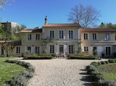 Jardin de l'établissement Le Domaine Des Platanes