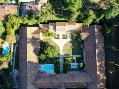 Piscine de l'établissement Le Domaine Des Platanes ou située à proximité