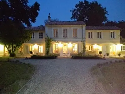 Jardin de l'établissement Le Domaine Des Platanes