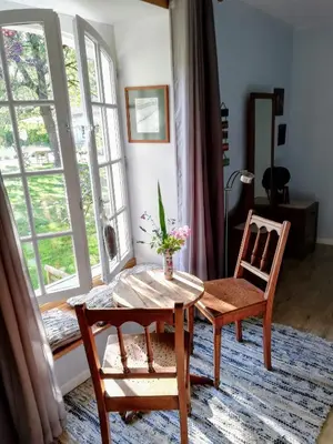 Coin salon dans l'établissement Le Domaine Des Platanes