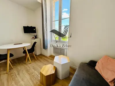 Télévision ou salle de divertissement dans l'établissement L'Authentique - Situé en face des thermes et tout proche du coeur de ville