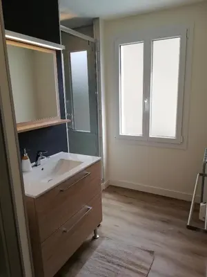 Salle de bains dans l'établissement L'Angély - Chambres d'Hôtes