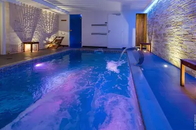 Piscine de l'établissement Hôtel François Premier Cognac Centre ou située à proximité