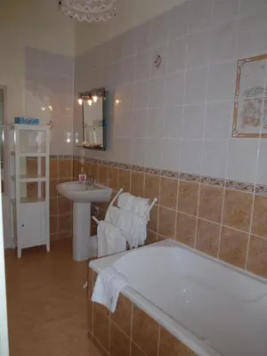 Salle de bains dans l'établissement Le Logis de Faugerit