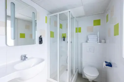 Salle de bains dans l'établissement ibis budget Angoulême Centre