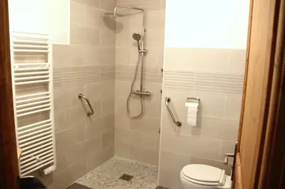 Salle de bains dans l'établissement La Bénetière