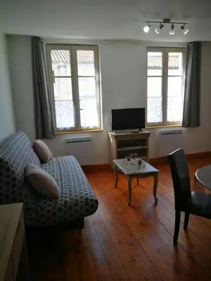 Télévision ou salle de divertissement dans l'établissement beau T2 lumineux 1er etage