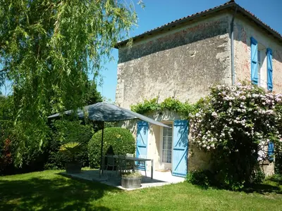Jardin de l'établissement Gîte Le Logis de Faugerit