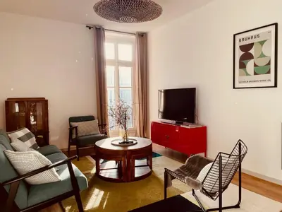 Télévision ou salle de divertissement dans l'établissement les appartements du 10
