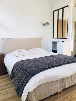 Un ou plusieurs lits dans un hébergement de l'établissement les appartements du 10