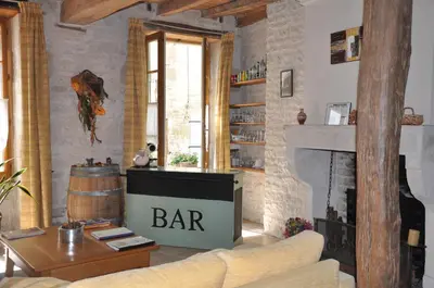 Salon ou bar de l'établissement Hôtel du Donjon