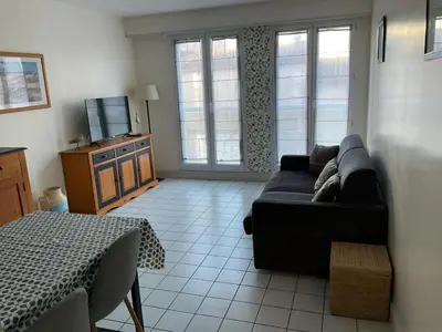 Télévision ou salle de divertissement dans l'établissement Appartement centre ville près du port avec parking et wifi