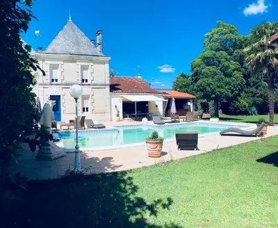 Piscine de l'établissement les roulottes de dilou Cerise ou située à proximité