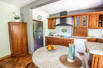 Cuisine ou kitchenette dans l'établissement Maison familiale