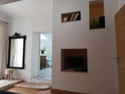 Télévision ou salle de divertissement dans l'établissement Varzay autour du puits