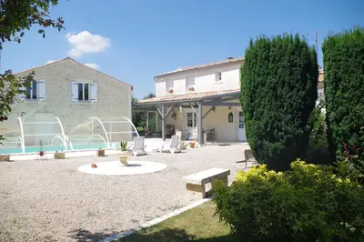 Piscine de l'établissement Les Lavandières ou située à proximité