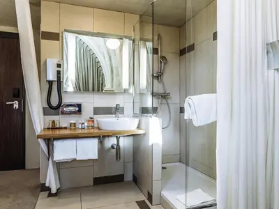 Salle de bains dans l'établissement Mercure Poitiers Centre
