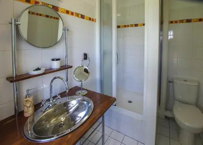 Salle de bains dans l'établissement Logis Saint Léonard