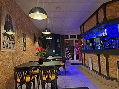 Salon ou bar de l'établissement Hôtel Les Deux Porches