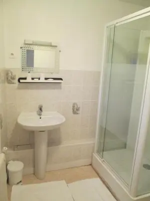 Salle de bains dans l'établissement Logis Hôtel Beauséjour