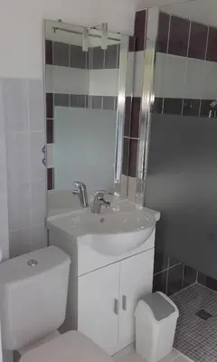 Salle de bains dans l'établissement Logis Hôtel Beauséjour