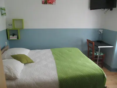 Un ou plusieurs lits dans un hébergement de l'établissement Logis Hôtel Beauséjour