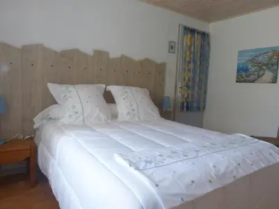 Un ou plusieurs lits dans un hébergement de l'établissement LA MAISON BLEUE
