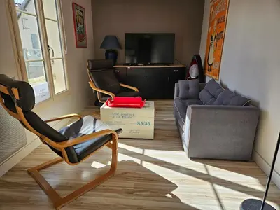 Télévision ou salle de divertissement dans l'établissement La Caravelle