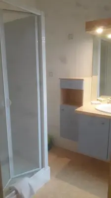 Salle de bains dans l'établissement La Loge des Fées