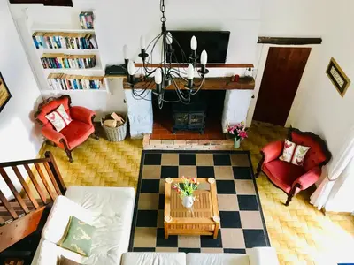 Coin salon dans l'établissement La Blatière French Cottages
